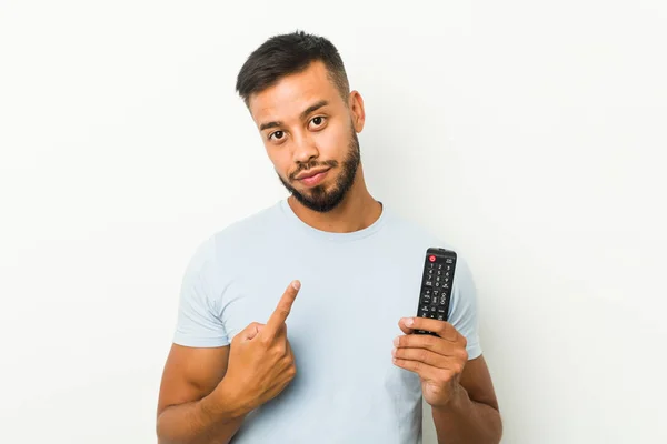 Jovem Sul Asiático Homem Segurando Controlador Apontando Com Dedo Para — Fotografia de Stock