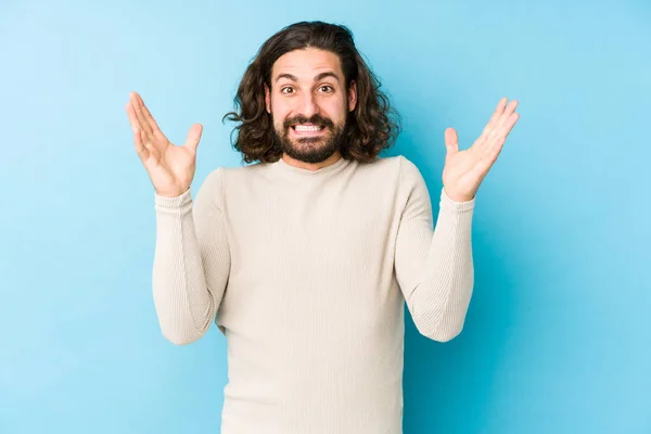 Young Long Hair Man Isolated Blue Background Receiving Pleasant Surprise — Stock Photo, Image