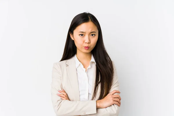 若い中国のビジネス女性は 不満で顔を眉隔離腕を折り畳まれたままにします — ストック写真