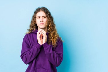 Uzun saçlı adam, münferit bir plan yapıyor, bir fikir kuruyor..