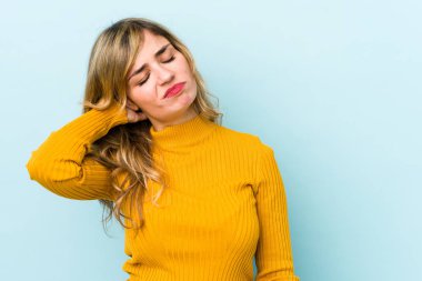 Sarışın, beyaz bir kadın, sabit yaşam tarzından dolayı boyun ağrısı çekiyor..