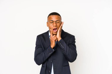 Genç iş adamı beyaz arka planda yalnız başına sızlanıyor ve ağlıyordu..