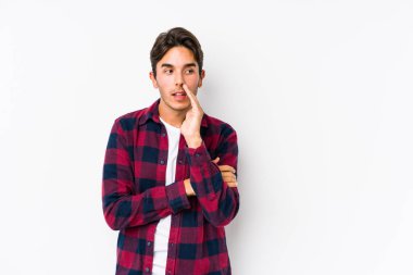 Pembe arka planda poz veren genç beyaz adam gizli bir sıcak fren haberi veriyor ve yana bakıyor.