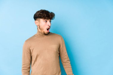 Genç Arap adam gördüğü bir şey yüzünden şoka girdi..