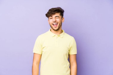 Mor arka planda izole edilmiş genç bir Arap. Komik ve dost canlısı bir dil..