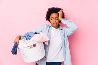 Orta yaşlı Afro-Amerikalı çamaşır yıkayan kadın şok olmuş vaziyette, önemli bir buluşmayı hatırladı..