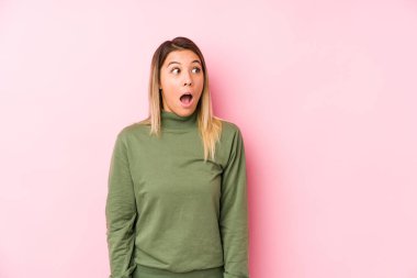 Kafkasyalı genç bir kadın gördüğü bir şey yüzünden şoka girmiş gibi davranıyor..