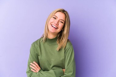 Sarışın, beyaz bir kadın yalnız gülüyor ve eğleniyor..