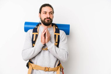 Genç bir sırt çantalı adam beyaz bir arka planda izole edilmiş bir plan kuruyor, bir fikir kuruyor..