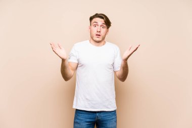 Kafkasyalı genç adam yalnız poz veriyor. Şaşırmış ve şok olmuş..