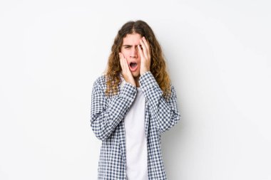 Genç, uzun saçlı adam yalnız mızmızlanıyor ve ağlıyordu..