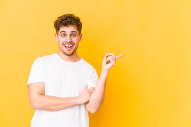  Gülümseyerek işaret ediyor işaret parmağıyla..