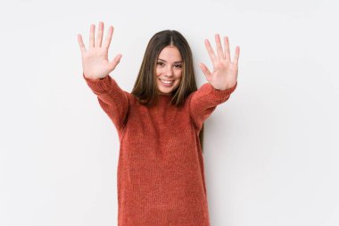 Yalnız poz veren beyaz bir kadın.