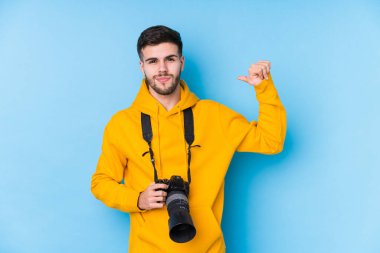 Kafkasyalı genç fotoğrafçı kendini gururlu ve kendinden emin hissediyor, örnek olarak..
