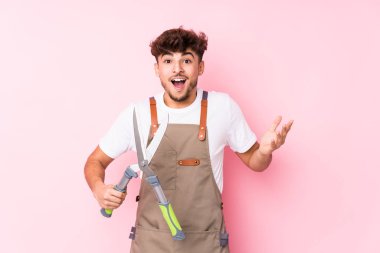 Genç Arap bahçıvan yalnız başına. Hoş bir sürpriz bekliyor. Heyecanlı ve el kaldırıyor..