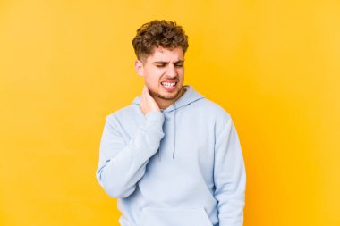  Stres yüzünden boynu ağrıyor, masaj yapıyor ve elle dokunuyor..