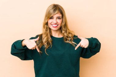 Sarışın, beyaz bir kadın parmaklarıyla aşağıya bakıyor, olumlu bir his..