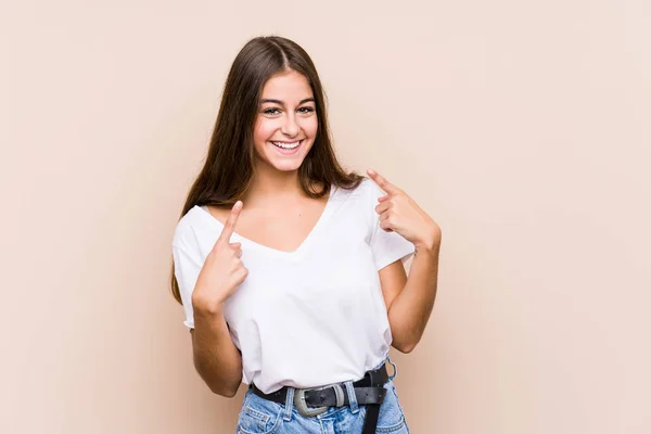 Mujer Caucásica Joven Posando Sonrisas Aisladas Señalando Con Los Dedos — Foto de Stock