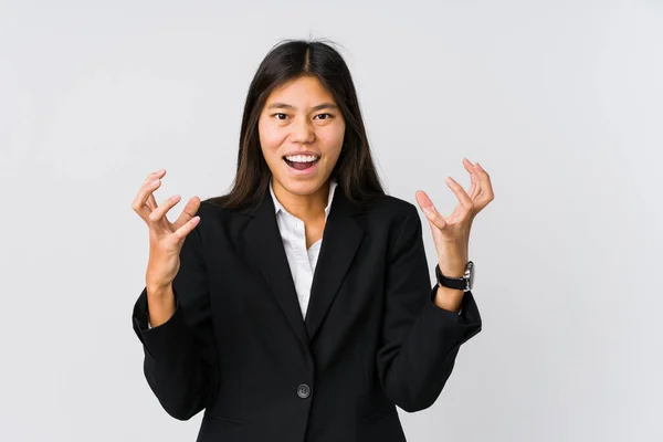 Ung Asiatisk Affärskvinna Upprörd Skriker Med Spända Händer — Stockfoto