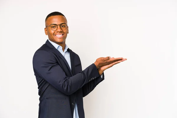 Joven Hombre Latino Negocios Aislado Sobre Fondo Blanco Sosteniendo Espacio — Foto de Stock