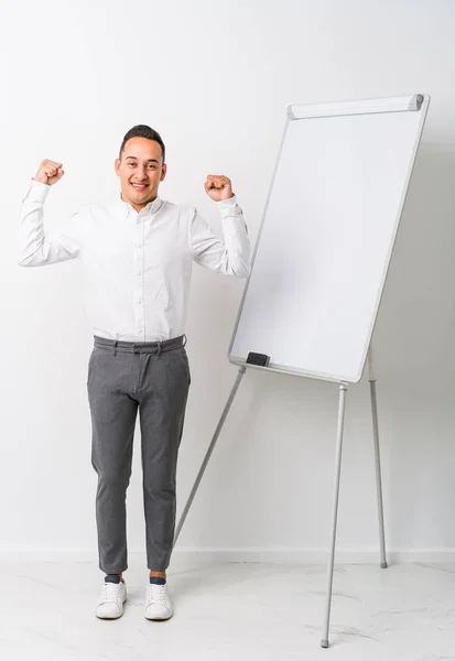 Young Latin Coaching Man Whiteboard Isolated Showing Strength Gesture Arms — Stock Photo, Image