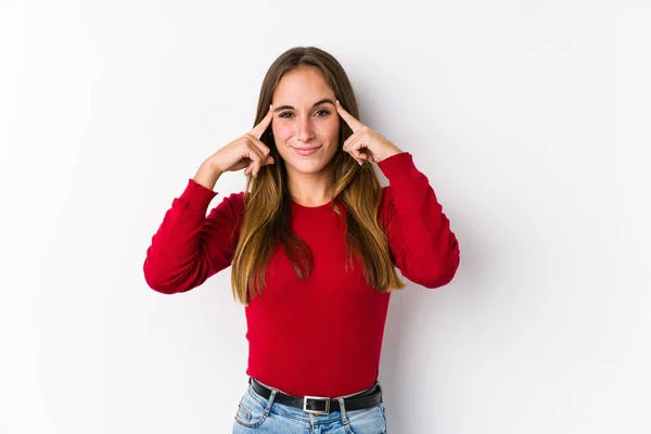 Mulher Branca Jovem Posando Isolado Focado Uma Tarefa Mantendo Dedos — Fotografia de Stock