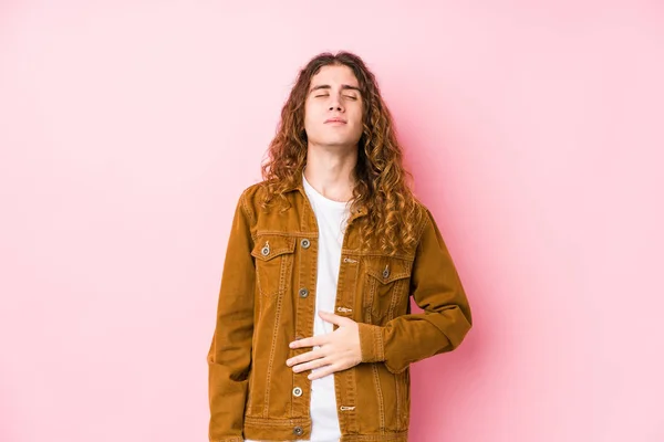 Junge Mann Mit Langen Haaren Posiert Isoliert Berührt Bauch Lächelt — Stockfoto