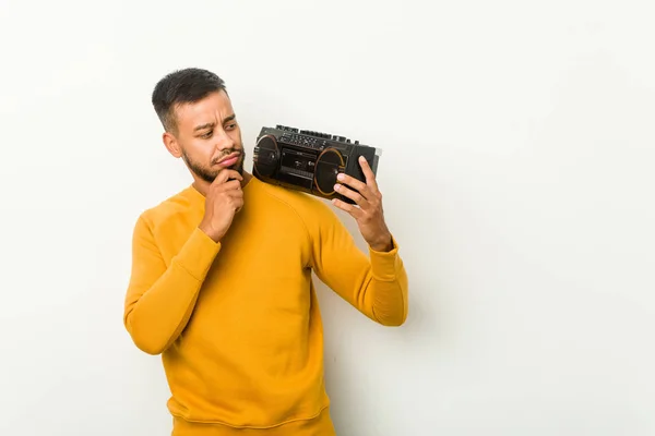 Jonge Zuid Aziatische Man Houdt Een Guetto Blaster Zijwaarts Kijkend — Stockfoto