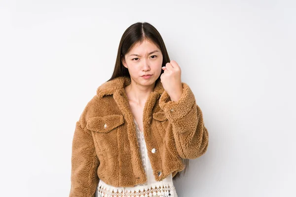 Mujer Joven China Posando Fondo Blanco Aislado Mostrando Puño Cámara — Foto de Stock