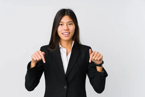 Junge Asiatische Geschäftsfrau Zeigt Mit Fingern Nach Unten Positives Gefühl — Stockfoto