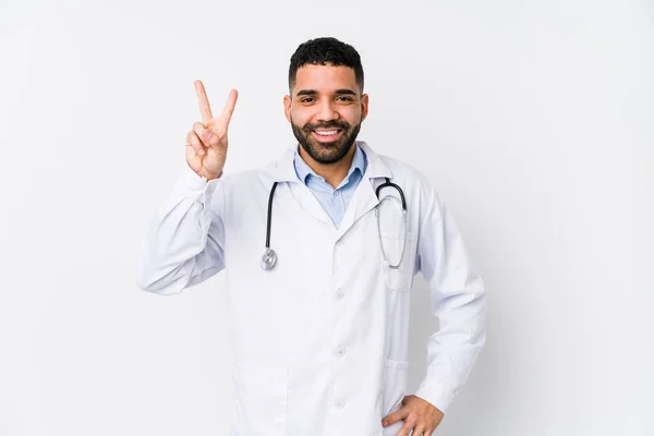 Молодий Арабський Лікар Чоловік Ізольований Показуючи Номер Два Пальцями — стокове фото