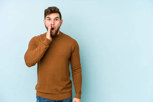 Ung Kaukasisk Man Isolerad Blå Bakgrund Säger Hemlig Het Bromsnyheter — Stockfoto