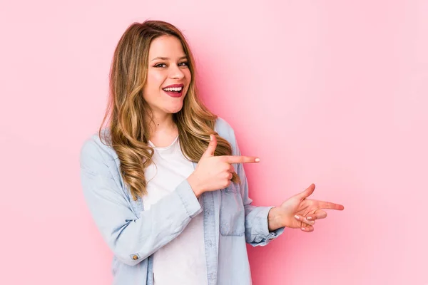 Joven Mujer Caucásica Aislada Sobre Fondo Rosa Excitada Señalando Con — Foto de Stock