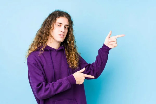 Long Hair Man Posing Isolated Excited Pointing Forefingers Away — Stock Photo, Image