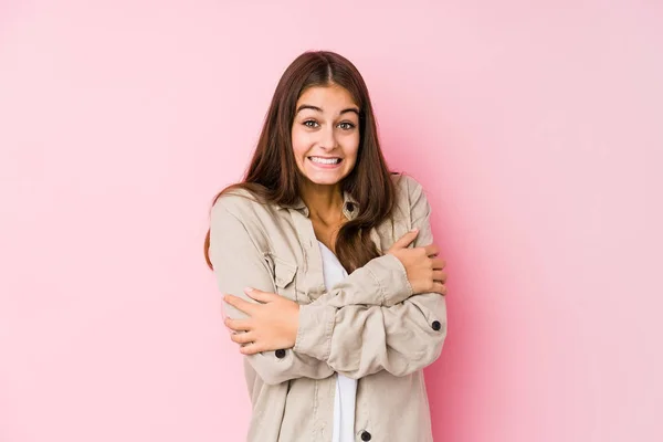 Pembe Arka Planda Poz Veren Beyaz Bir Kadın Düşük Ateş — Stok fotoğraf