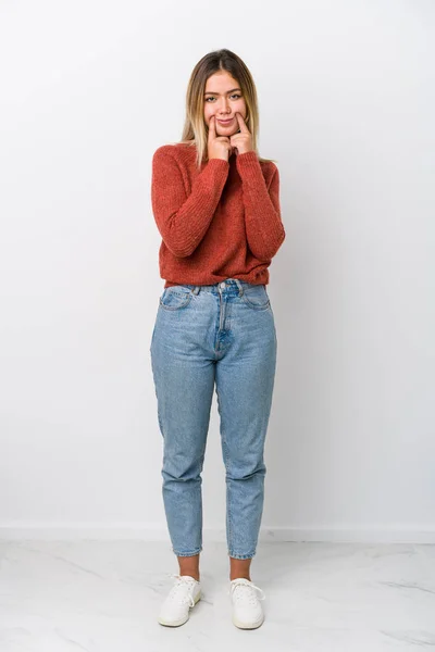 Corpo Pieno Giovane Donna Caucasica Dubitare Tra Due Opzioni — Foto Stock