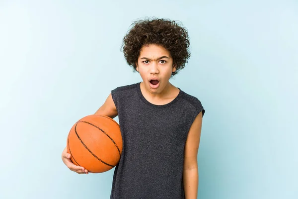 Ragazzo Che Gioca Basket Isolato Sfondo Blu Urlando Molto Arrabbiato — Foto Stock