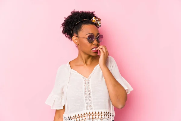 Ung Afrikansk Amerikansk Hipster Kvinna Isolerad Bita Naglar Nervös Och — Stockfoto