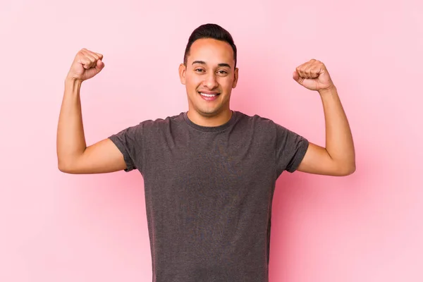 Hombre Latino Yooung Posando Fondo Rosado Mostrando Gesto Fuerza Con — Foto de Stock