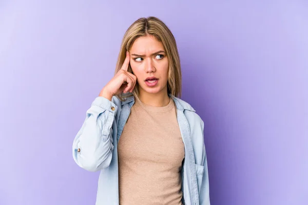 Giovane Donna Caucasica Bionda Isolata Mostrando Gesto Delusione Con Indice — Foto Stock