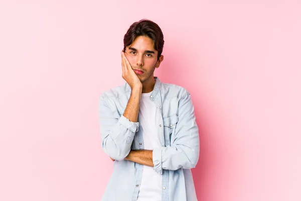 Joven Hombre Caucásico Posando Fondo Rosa Aislado Que Está Aburrido —  Fotos de Stock