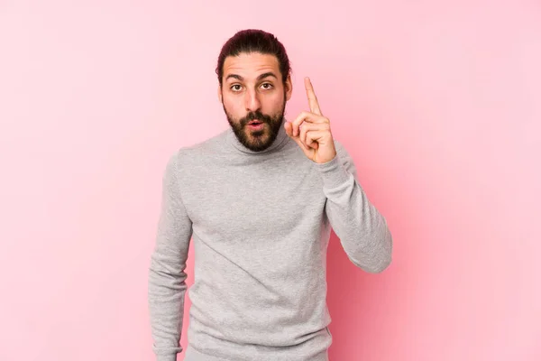 Joven Hombre Pelo Largo Aislado Sobre Fondo Rosa Que Tiene — Foto de Stock