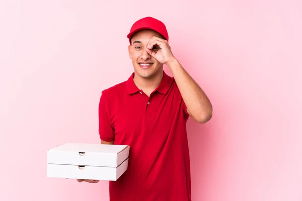 Ung Pizza Leverans Latin Man Isolerade Glada Hålla Gest Ögat — Stockfoto