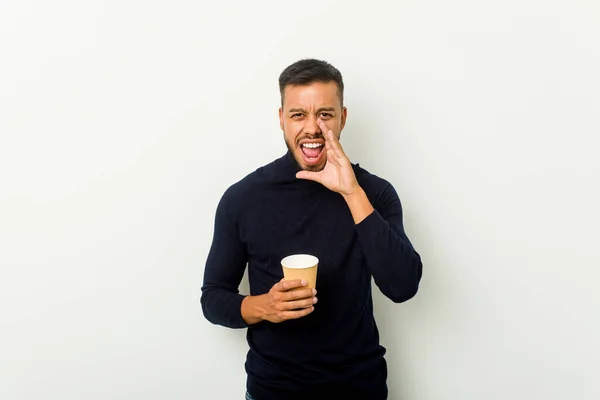 Jong Gemengd Ras Aziatische Man Met Een Afhaalmaaltijd Koffie Schreeuwen — Stockfoto