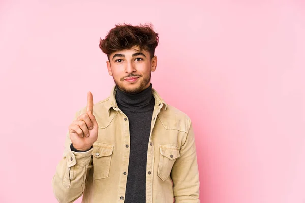 Junger Arabischer Mann Posiert Isoliert Hintergrund Und Zeigt Nummer Eins — Stockfoto
