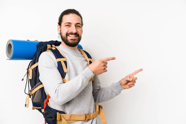 Ung Backpacker Man Isolerad Vit Bakgrund Upphetsad Pekar Med Pekfingrar — Stockfoto