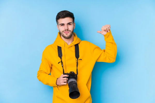 Young Caucasian Photographer Man Isolated Feels Proud Self Confident Example — Stock Photo, Image