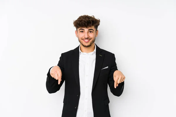 Jonge Arabische Zakenman Geïsoleerde Punten Naar Beneden Met Vingers Positief — Stockfoto