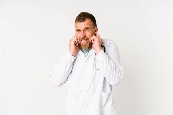 Sénior Médico Homem Isolado Fundo Branco Cobrindo Orelhas Com Mãos — Fotografia de Stock