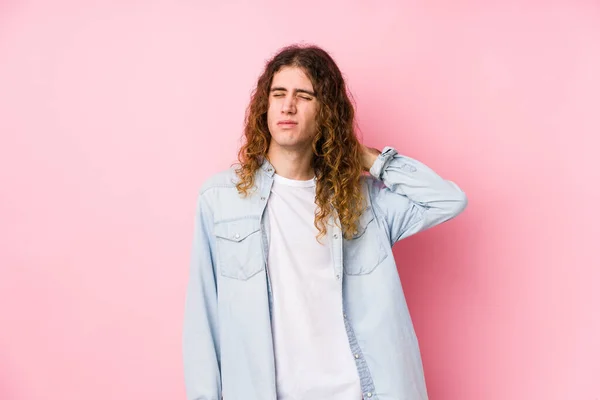 Lange Haare Mann Posiert Isoliert Leiden Nackenschmerzen Durch Sitzenden Lebensstil — Stockfoto